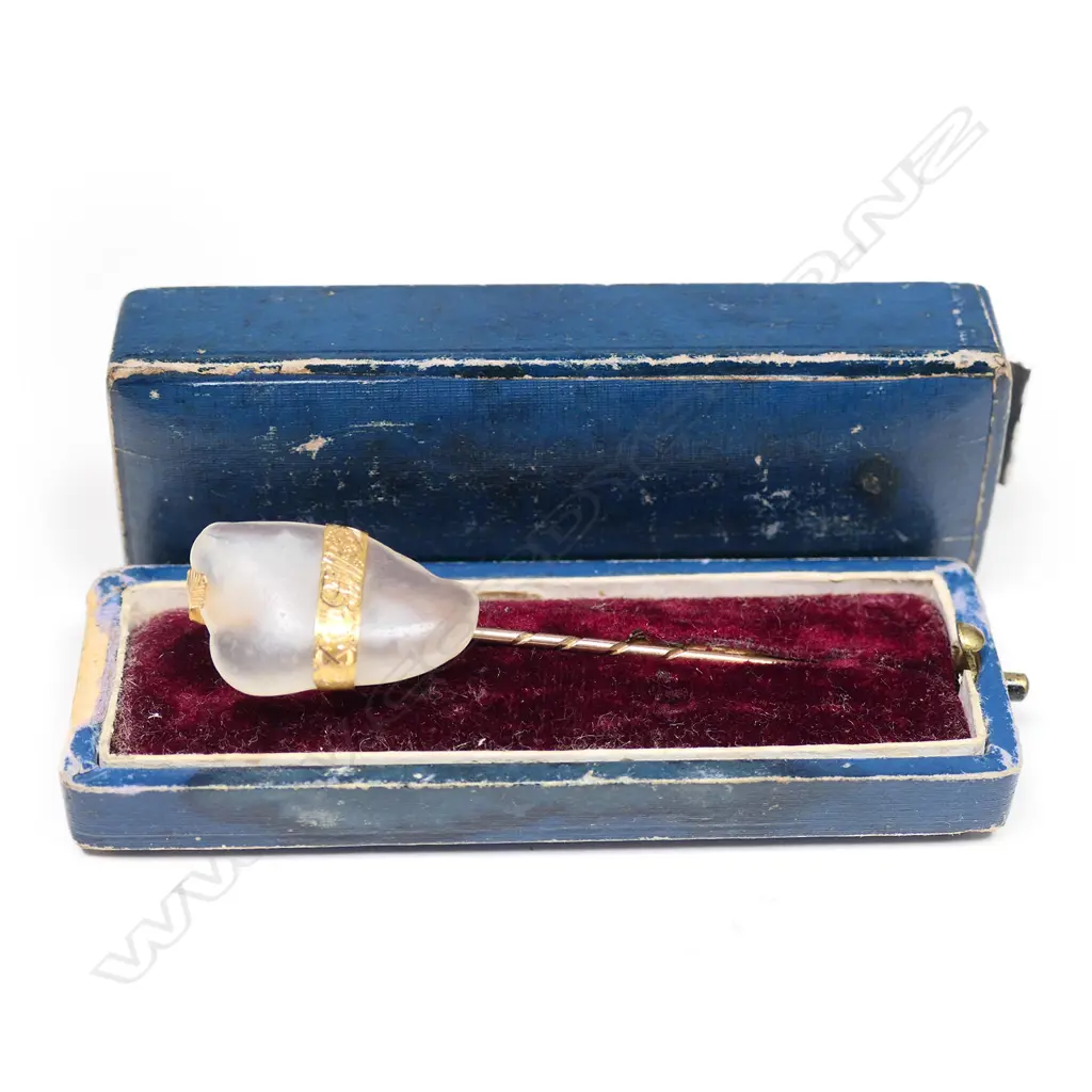 Adolph Kohn (Auckland) gold and chalcedony nugget pin, Image 1++